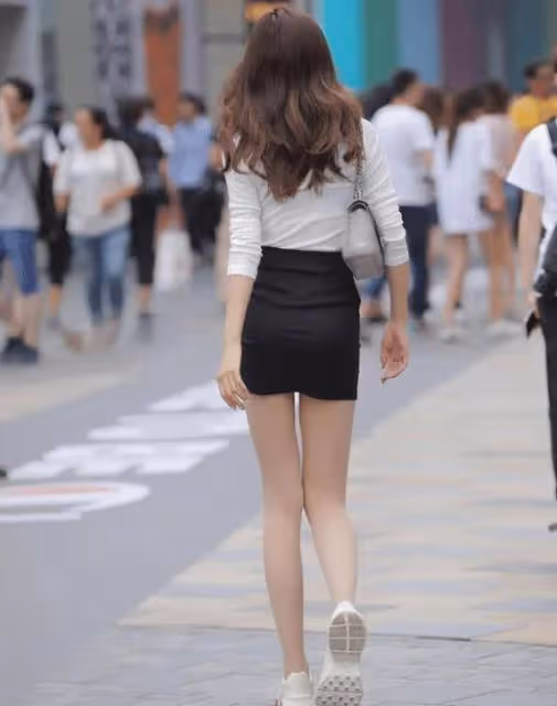 自信的美女，好身材，包臀裙穿出了輕熟的美
