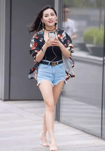 時尚穿搭：美女穿著一身白色的包臀裙，女王范十足