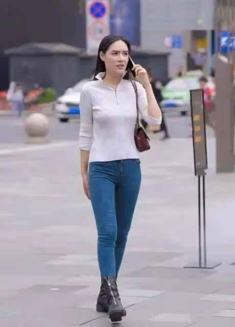 時尚穿搭：美女穿著一身白色的包臀裙，女王范十足