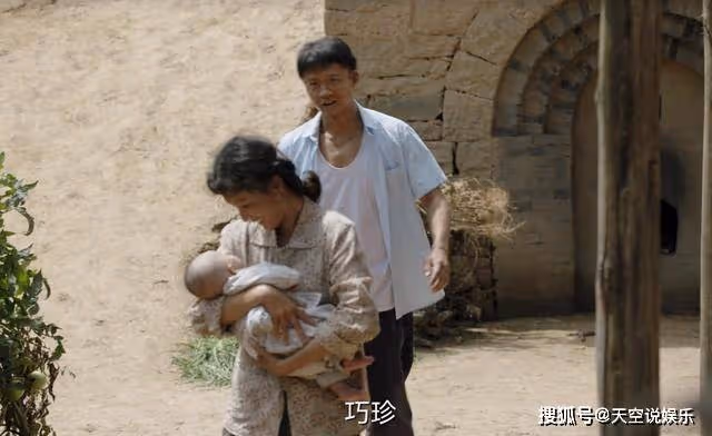 《人生之路》原著中孩子重病，丈夫離世的巧珍，把自己活成了金子