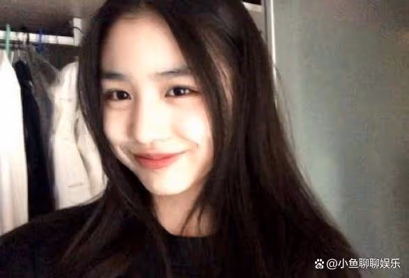 小蘋果分享鋼琴彈唱視頻,完美繼承汪峰音樂天賦,傲人身材成焦點