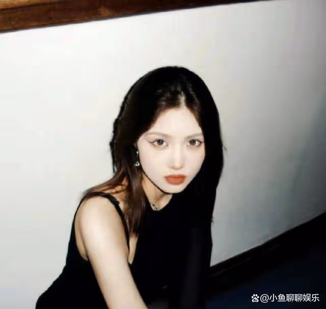 小蘋果分享鋼琴彈唱視頻,完美繼承汪峰音樂天賦,傲人身材成焦點