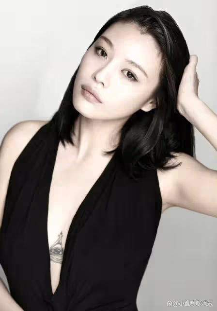 小蘋果分享鋼琴彈唱視頻,完美繼承汪峰音樂天賦,傲人身材成焦點