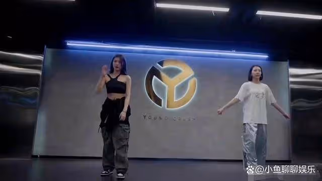 小蘋果分享鋼琴彈唱視頻,完美繼承汪峰音樂天賦,傲人身材成焦點