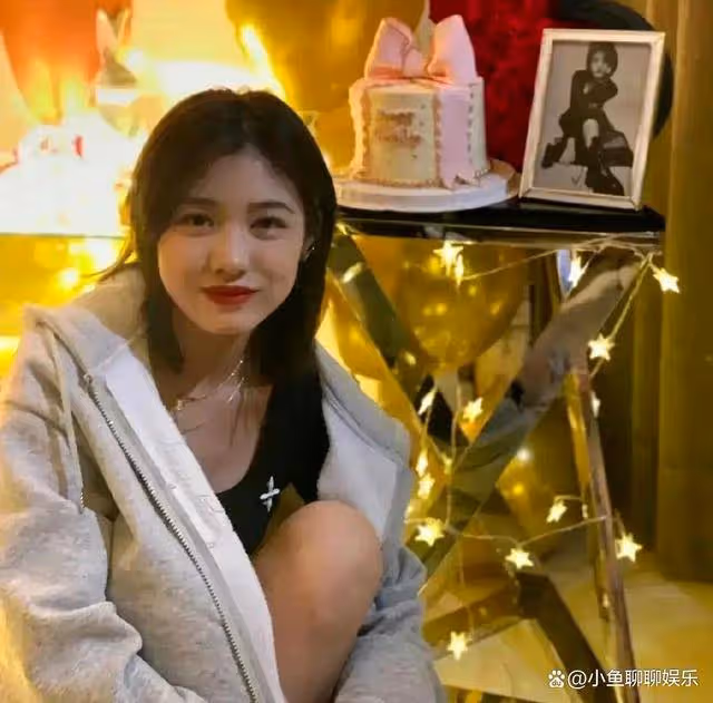 小蘋果分享鋼琴彈唱視頻,完美繼承汪峰音樂天賦,傲人身材成焦點