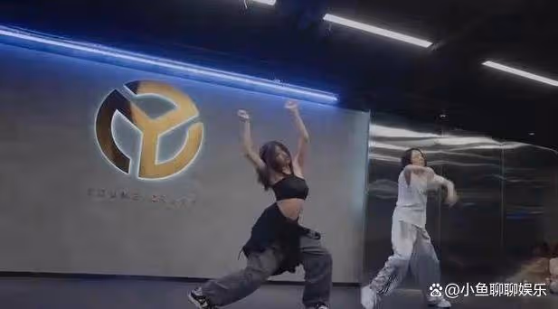 小蘋果分享鋼琴彈唱視頻,完美繼承汪峰音樂天賦,傲人身材成焦點
