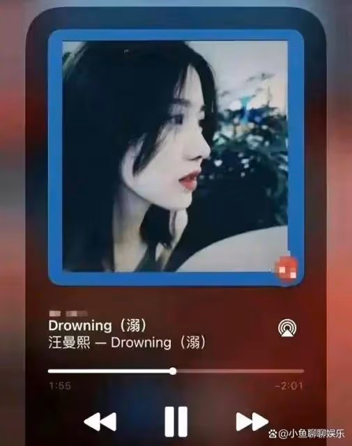 小蘋果分享鋼琴彈唱視頻,完美繼承汪峰音樂天賦,傲人身材成焦點