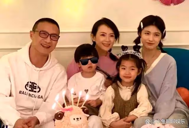 小蘋果分享鋼琴彈唱視頻,完美繼承汪峰音樂天賦,傲人身材成焦點