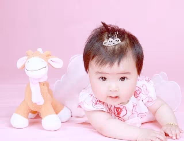 妹妹連生兩胎女兒,婆家送房送車,小女兒滿月宴警察來,妹妹傻了