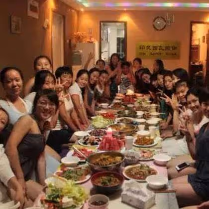 妹妹連生兩胎女兒,婆家送房送車,小女兒滿月宴警察來,妹妹傻了