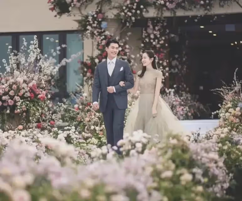 玄彬孫藝珍婚禮細節曝光,6套婚紗價值不菲,婚禮請柬精心設計