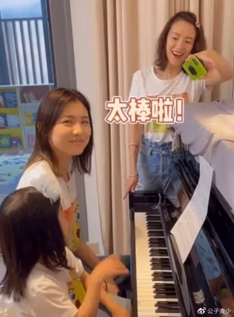 汪峰17歲女兒美得認不出!穿露臍裝顯成熟,喊章子怡「媽」太欣慰