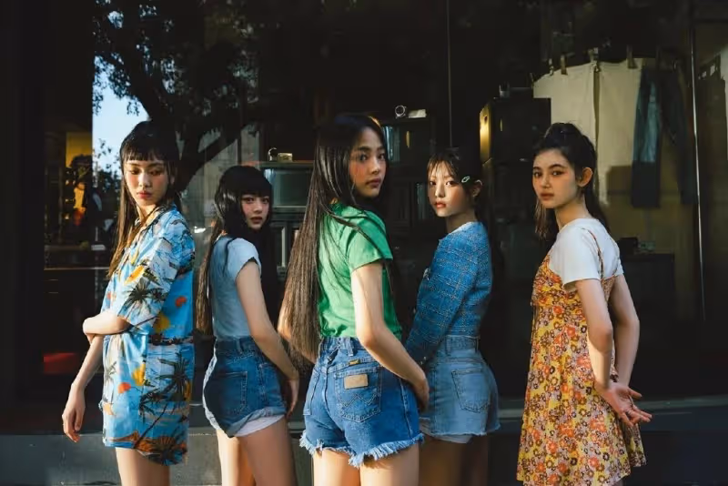NewJeans靠8個月前歌曲,拿下音樂節目一位,與可口可樂合作新曲