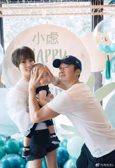 吳京迎49歲生日,謝楠曬一家四口被老公霸氣摟肩,吳京回復送香吻