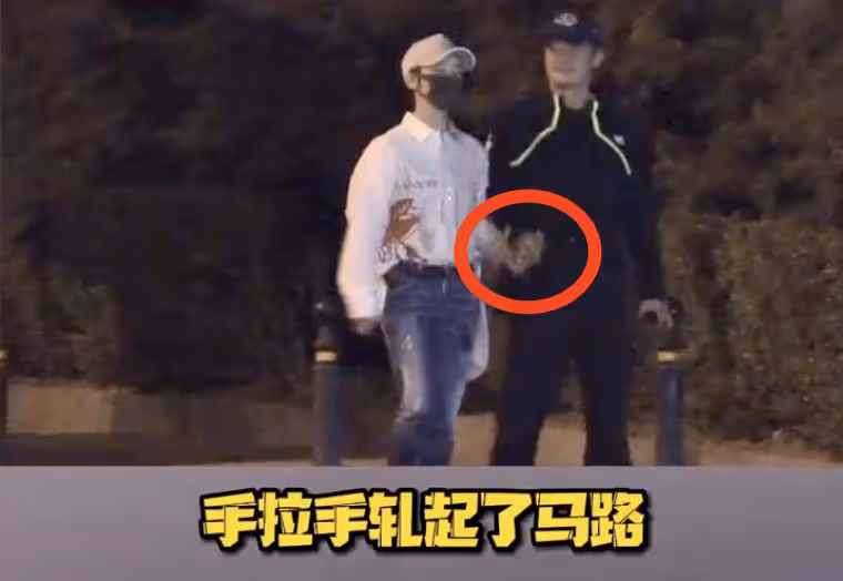 吳京迎49歲生日,謝楠曬一家四口被老公霸氣摟肩,吳京回復送香吻
