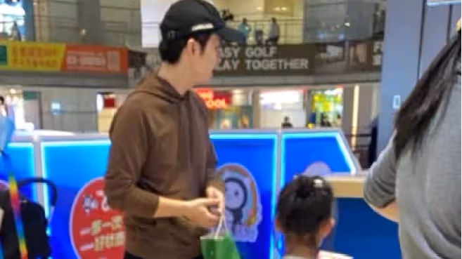 董子健離婚後獨自帶女兒遊樂場玩耍，大福扎丸子頭長高一大截