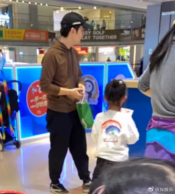 董子健離婚後獨自帶女兒遊樂場玩耍，大福扎丸子頭長高一大截