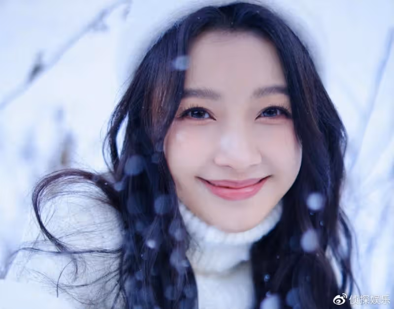 董子健離婚後獨自帶女兒遊樂場玩耍,大福扎丸子頭長高一大截