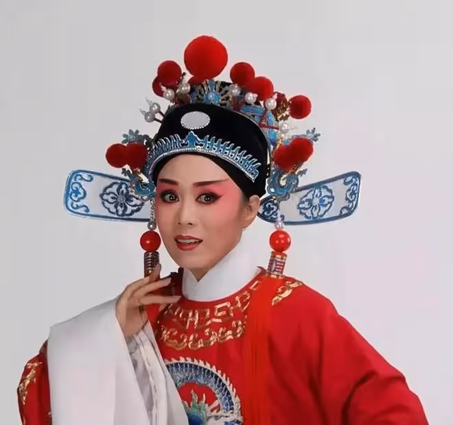 61歲吳瓊攜小15歲老公回鄉祭祖，夫妻被吐槽像母子，與養女顯生分