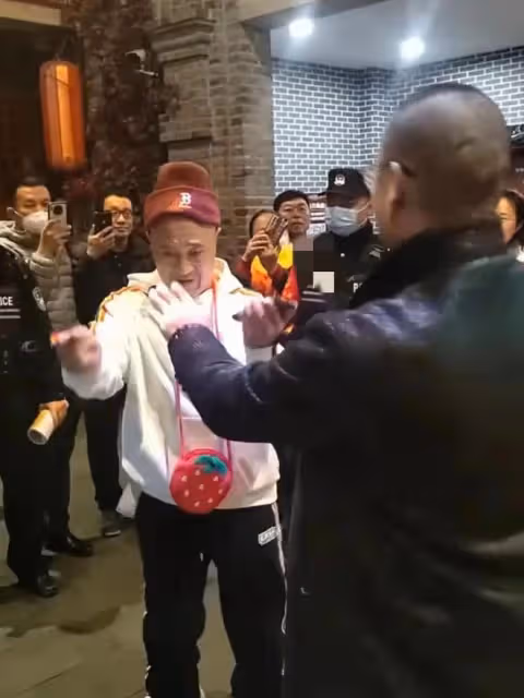 演員趙四：在商場跳鬼步舞被保安架出門，憤怒表示南方人不懂欣賞