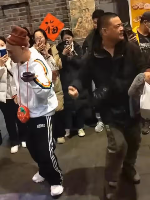 演員趙四：在商場跳鬼步舞被保安架出門，憤怒表示南方人不懂欣賞