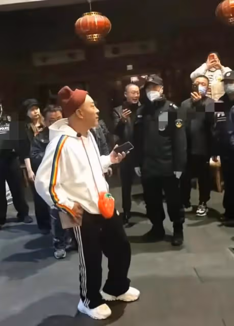 演員趙四：在商場跳鬼步舞被保安架出門，憤怒表示南方人不懂欣賞