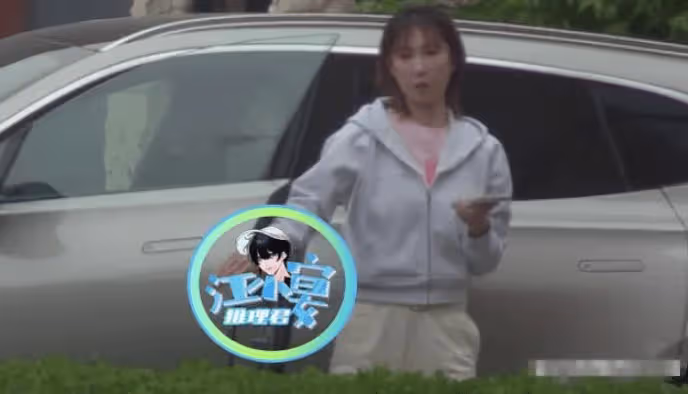 還不跑？張蕊駕男友張繼科300萬豪車匆匆去公司，心事重重猛抽菸