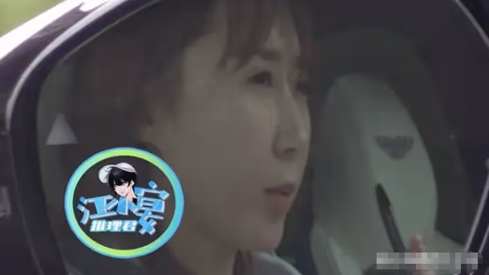 還不跑？張蕊駕男友張繼科300萬豪車匆匆去公司，心事重重猛抽菸
