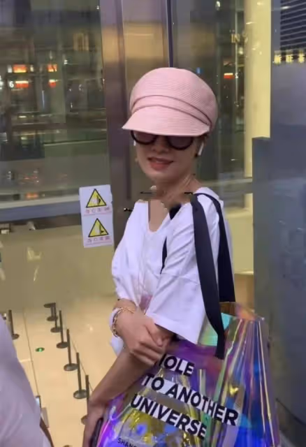 馬伊琍獨自乘電梯被偶遇，脖子皺紋多很顯老，但不擺架子接地氣