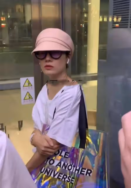 馬伊琍獨自乘電梯被偶遇，脖子皺紋多很顯老，但不擺架子接地氣