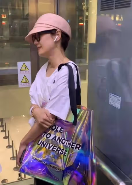 馬伊琍獨自乘電梯被偶遇，脖子皺紋多很顯老，但不擺架子接地氣