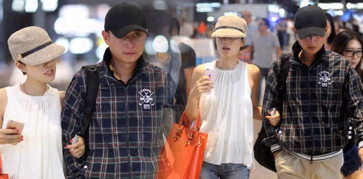 馬伊琍獨自乘電梯被偶遇，脖子皺紋多很顯老，但不擺架子接地氣