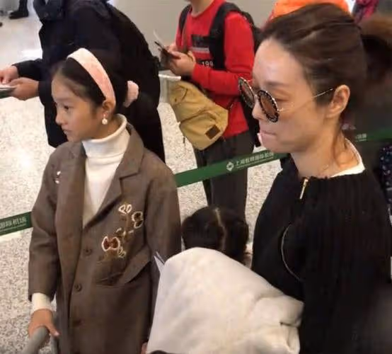 馬伊琍獨自乘電梯被偶遇，脖子皺紋多很顯老，但不擺架子接地氣