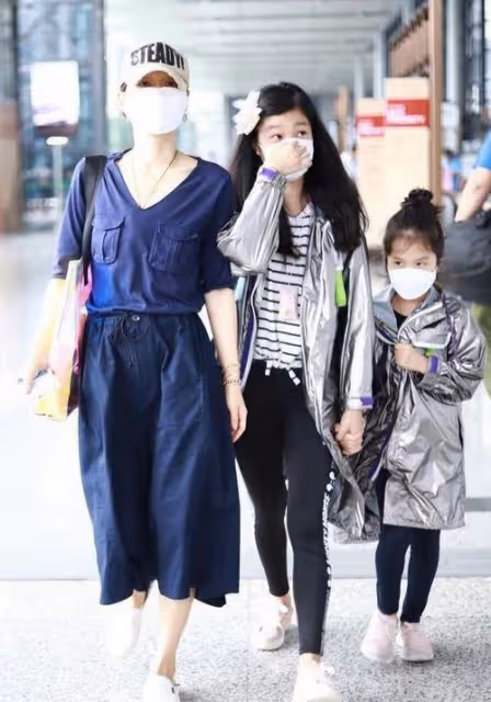 馬伊琍獨自乘電梯被偶遇，脖子皺紋多很顯老，但不擺架子接地氣