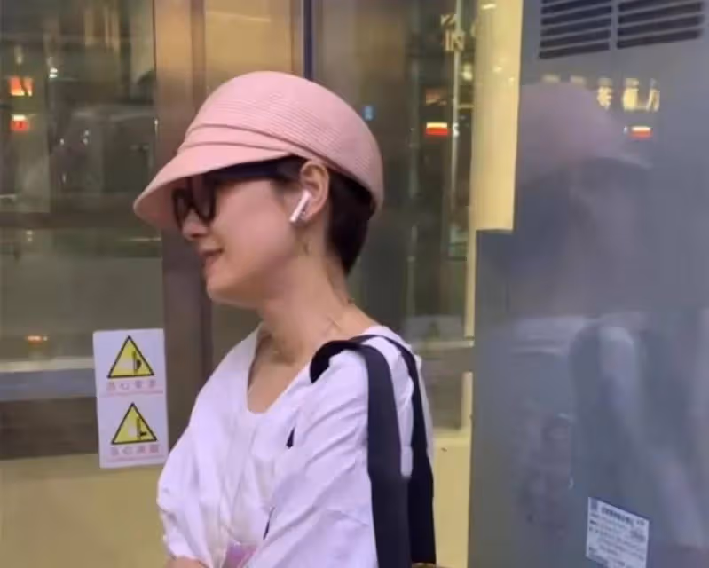 馬伊琍獨自乘電梯被偶遇，脖子皺紋多很顯老，但不擺架子接地氣