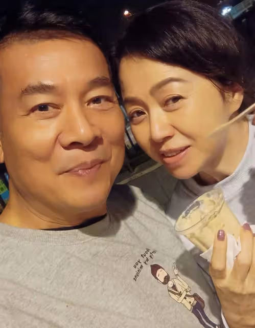 「反派專業戶」吳毅將秀恩愛!被妻喂雪糕太甜蜜,61歲越老越面善