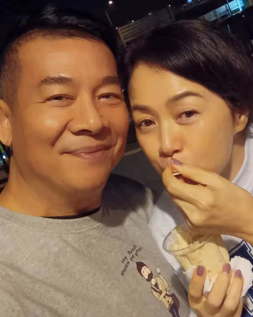 「反派專業戶」吳毅將秀恩愛!被妻喂雪糕太甜蜜,61歲越老越面善