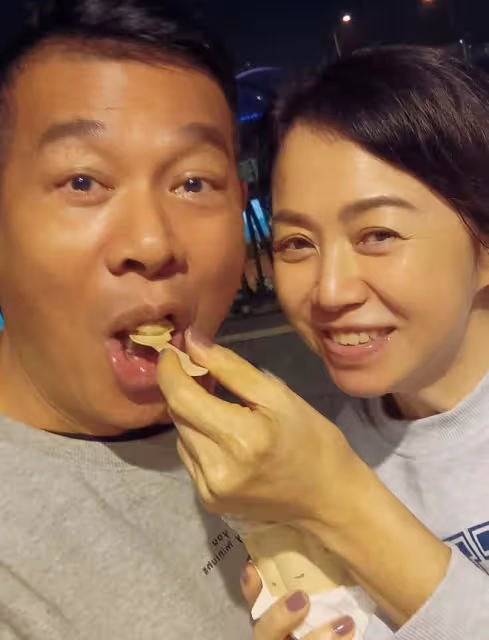 「反派專業戶」吳毅將秀恩愛!被妻喂雪糕太甜蜜,61歲越老越面善