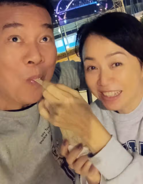 「反派專業戶」吳毅將秀恩愛!被妻喂雪糕太甜蜜,61歲越老越面善