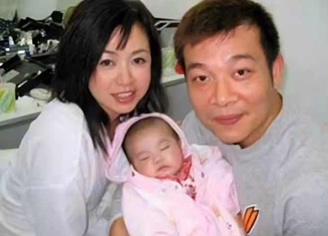 「反派專業戶」吳毅將秀恩愛!被妻喂雪糕太甜蜜,61歲越老越面善