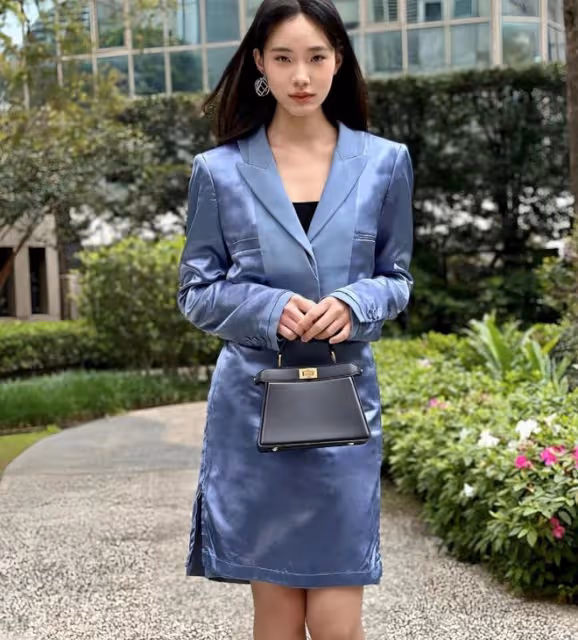 小S二女兒穿職業裝拍大片,才15歲就走熟女風,網友:美得好像大S