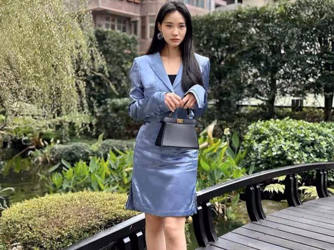 小S二女兒穿職業裝拍大片,才15歲就走熟女風,網友:美得好像大S