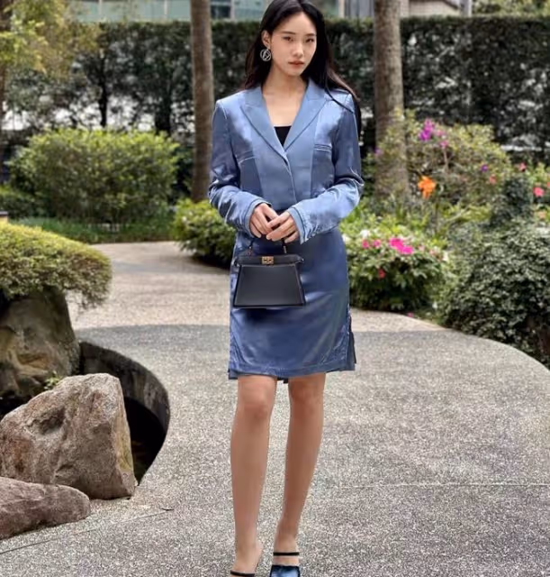 小S二女兒穿職業裝拍大片,才15歲就走熟女風,網友:美得好像大S