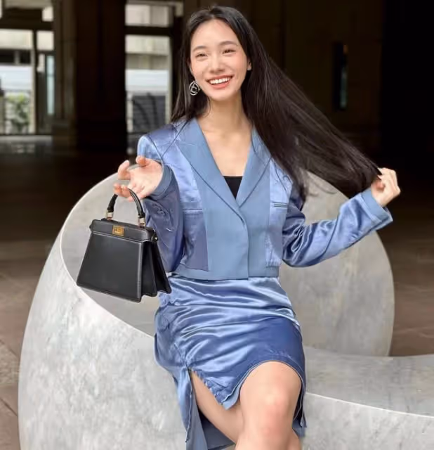 小S二女兒穿職業裝拍大片,才15歲就走熟女風,網友:美得好像大S