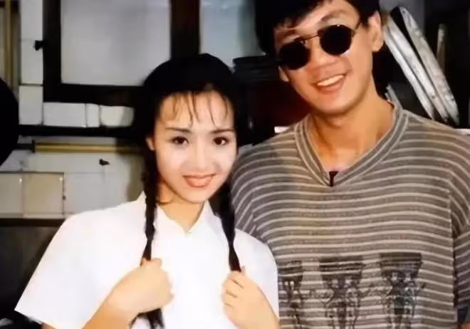 56歲葉子楣與友合照被曝,曾為胸投保200萬,稱拿下星爺只需一天