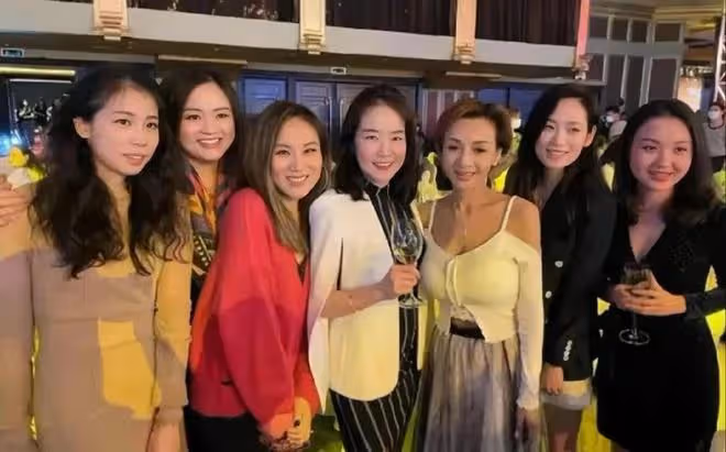 56歲葉子楣與友合照被曝,曾為胸投保200萬,稱拿下星爺只需一天