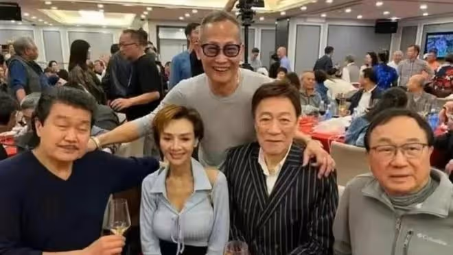 56歲葉子楣與友合照被曝,曾為胸投保200萬,稱拿下星爺只需一天