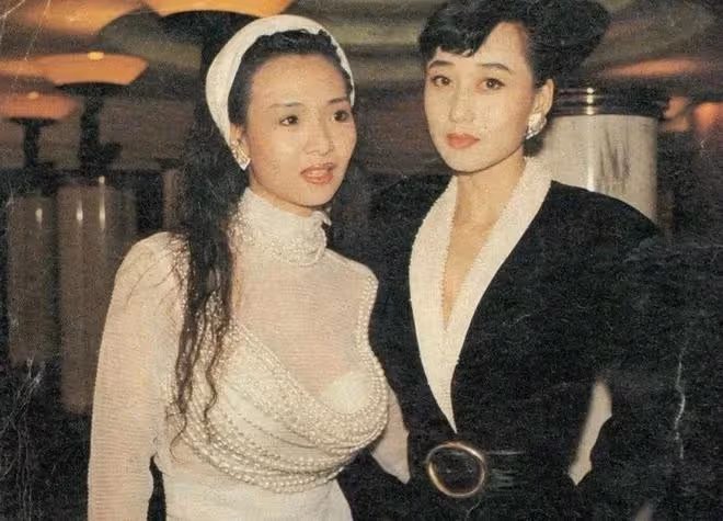 56歲葉子楣與友合照被曝,曾為胸投保200萬,稱拿下星爺只需一天