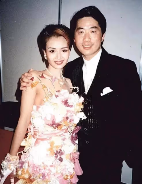 56歲葉子楣與友合照被曝,曾為胸投保200萬,稱拿下星爺只需一天