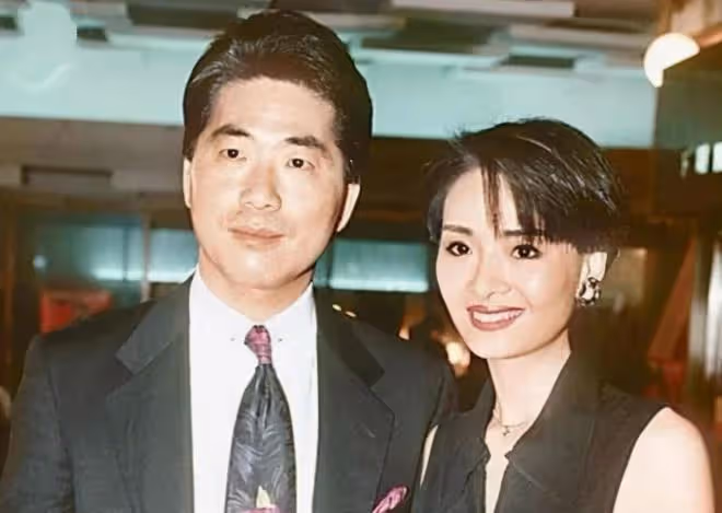 56歲葉子楣與友合照被曝,曾為胸投保200萬,稱拿下星爺只需一天